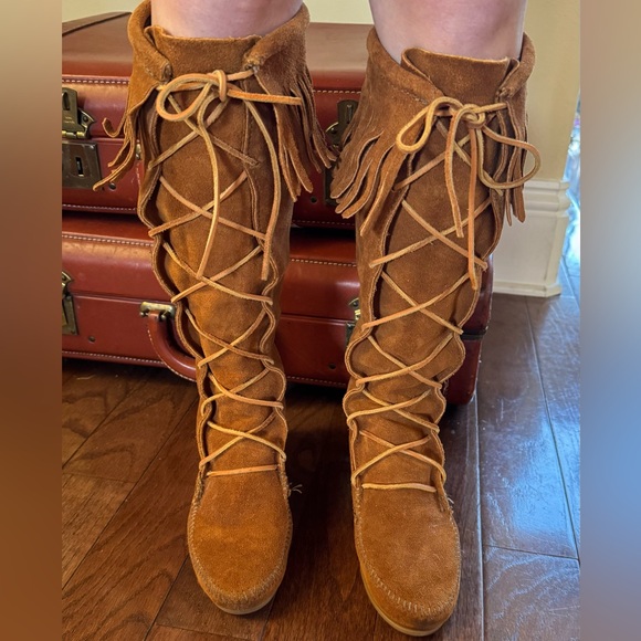 Minnetonka suede fringe lace up boots. Womens size 5 - Picture 5 of 11